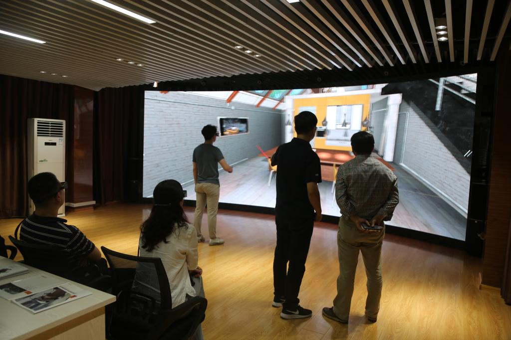 在南阳理工学院计算机与mk体育官网进行VR体验